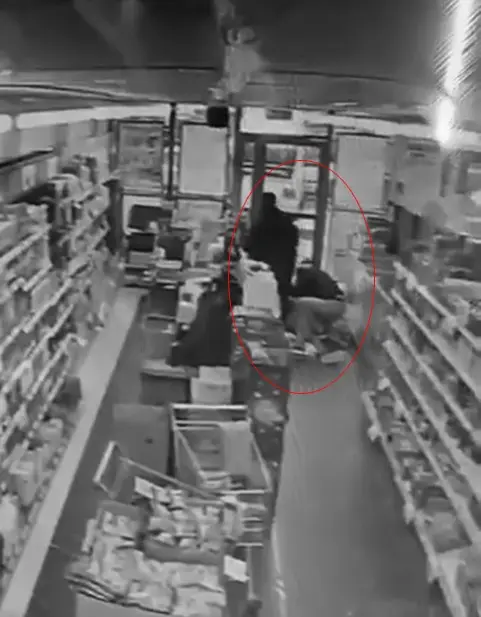 Bursa’nın Gürsu ilçesinde, bir süpermarkette kalp krizi geçiren vatandaşı dakikalarca