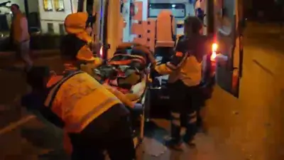 Bursa’da otomobilin kendini sıkıştırmasıyla direksiyon hakimiyetini kaybeden motosiklet sürücüsü, merdivenlerden