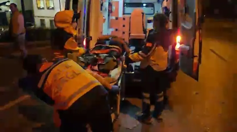 Bursa’da otomobilin kendini sıkıştırmasıyla direksiyon hakimiyetini kaybeden motosiklet sürücüsü, merdivenlerden