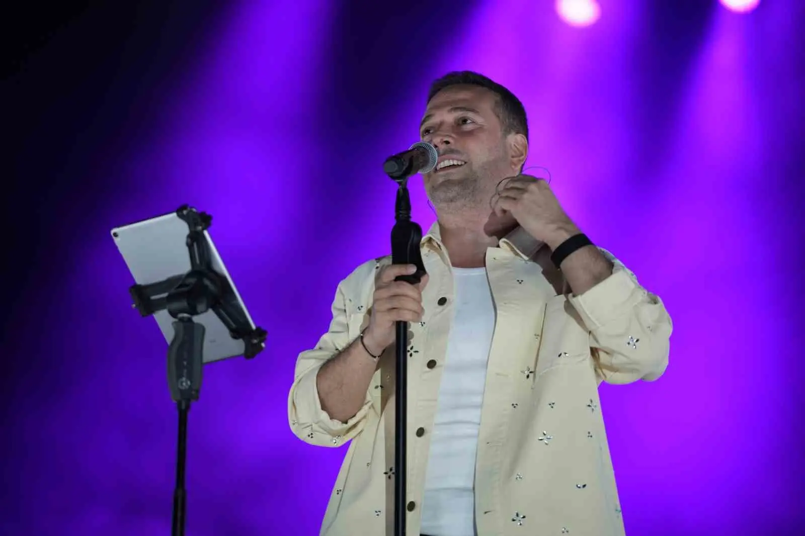 Mersin Kültür Yolu Festivali’nde Soli sahilinde sahne alan ünlü şarkıcı