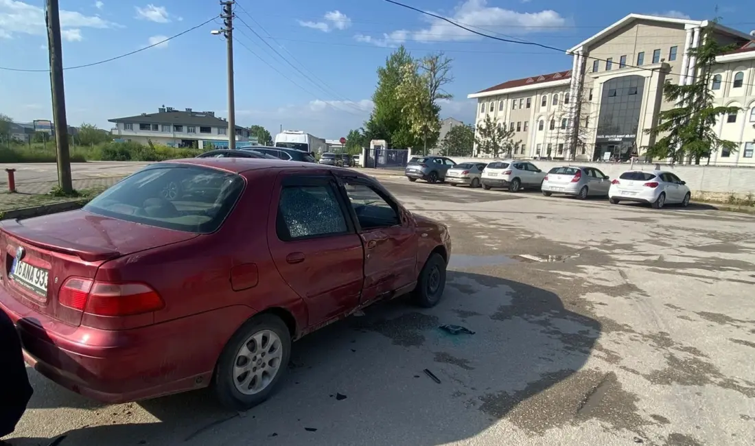 Bursa’nın İnegöl ilçesinde meydana gelen kazada otomobil ile motosiklet çarpışması