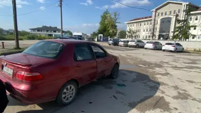 Bursa’nın İnegöl ilçesinde meydana gelen kazada otomobil ile motosiklet çarpışması