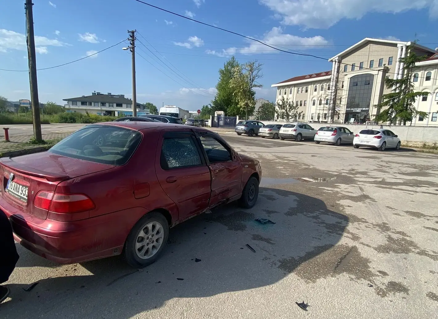 Bursa’nın İnegöl ilçesinde meydana gelen kazada otomobil ile motosiklet çarpışması