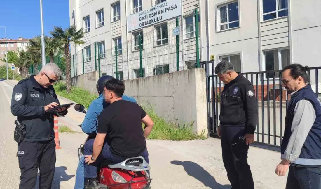 Bursa’nın Orhangazi ilçesinde emniyet ekipleri okul çevrelerindeki denetimlerini yoğunlaştırdı. Denetimlerde