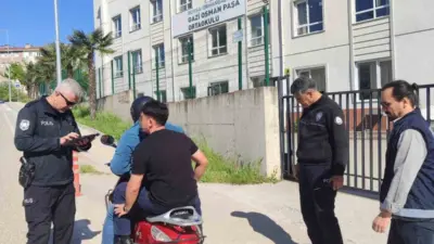 Bursa’nın Orhangazi ilçesinde emniyet ekipleri okul çevrelerindeki denetimlerini yoğunlaştırdı. Denetimlerde