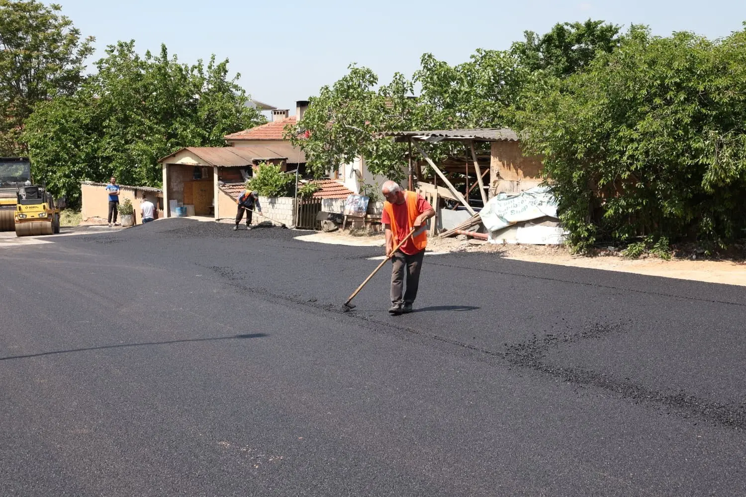 Osmangazi Belediyesi, ilçedeki asfalt yenileme çalışmalarını aralıksız sürdürüyor. Yapılan çalışmalar