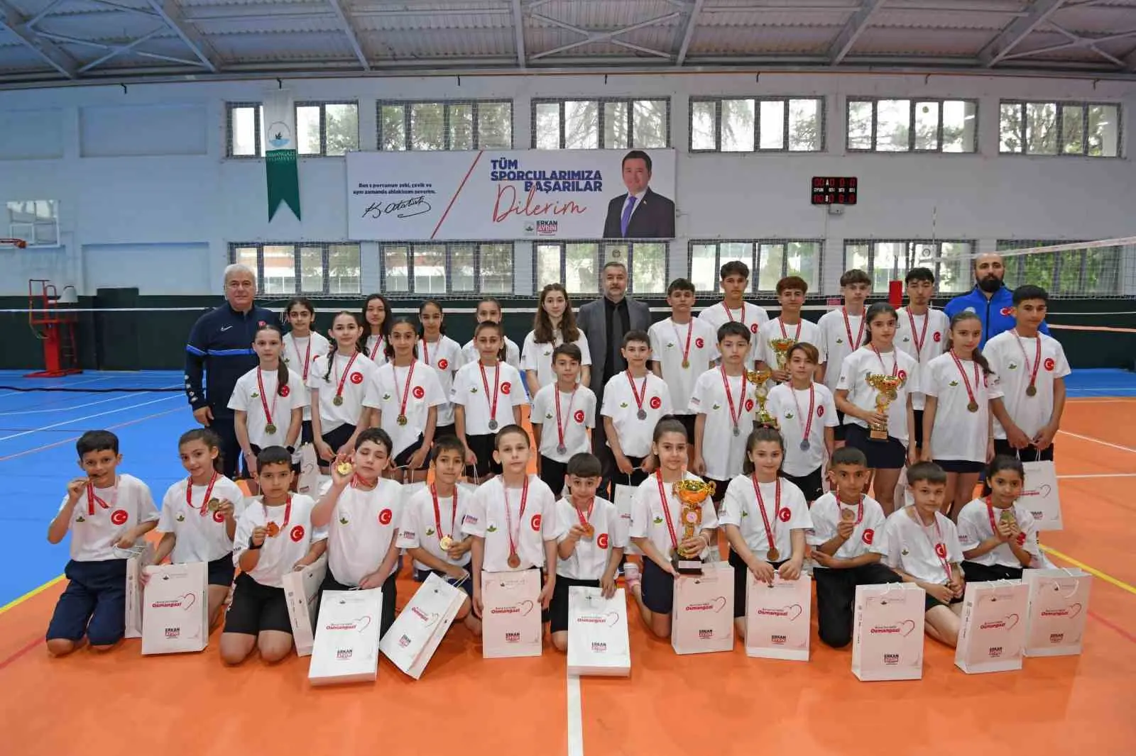 Osmangazi Belediyespor’un badminton altyapısında yetişen sporcular, üniversiteden ilkokula kadar tüm