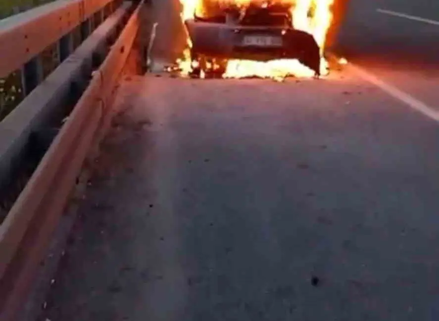 İstanbul Bursa otobanında seyir halindeki cip alev alev yandı. Araç