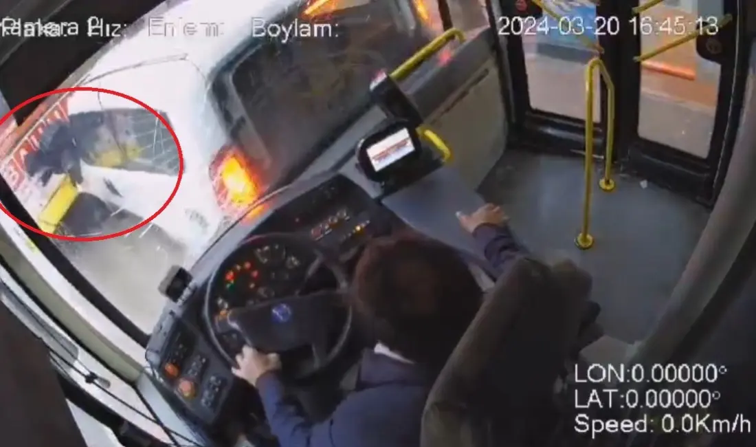 Bursa’nın Osmangazi ilçesi Atatürk Caddesi üzerinde direksiyon başında uyuyan otobüs