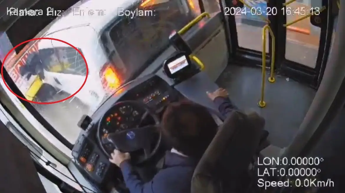 Bursa’nın Osmangazi ilçesi Atatürk Caddesi üzerinde direksiyon başında uyuyan otobüs