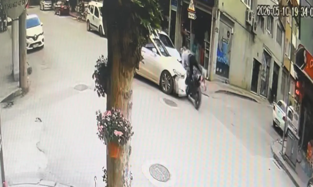 Bursa’nın İnegöl ilçesinde meydana gelen kazada otomobil ile çarpışan motosikletin