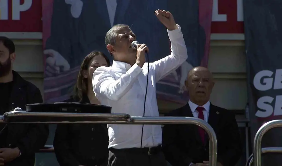 Cumhuriyet Halk Partisi (CHP) Ankara İl Başkanlığı önünde konuşan Özgür