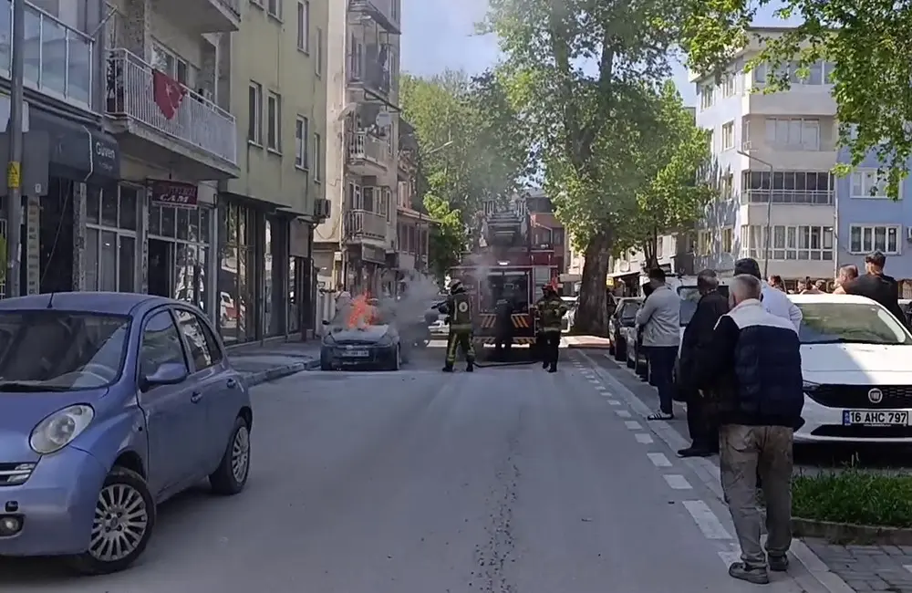 Bursa’nın İnegöl ilçesinde park halindeki otomobil çıkan yangında zarar gördü.