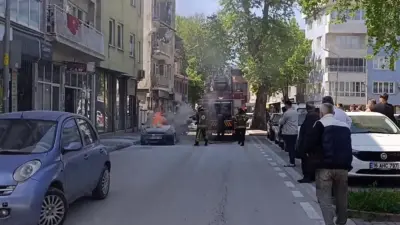 Bursa’nın İnegöl ilçesinde park halindeki otomobil çıkan yangında zarar gördü.