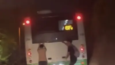 Bursa’da patenli gençlerin tehlikeli yolculuğu kameraya yansıdı. Olay, merkez Osmangazi