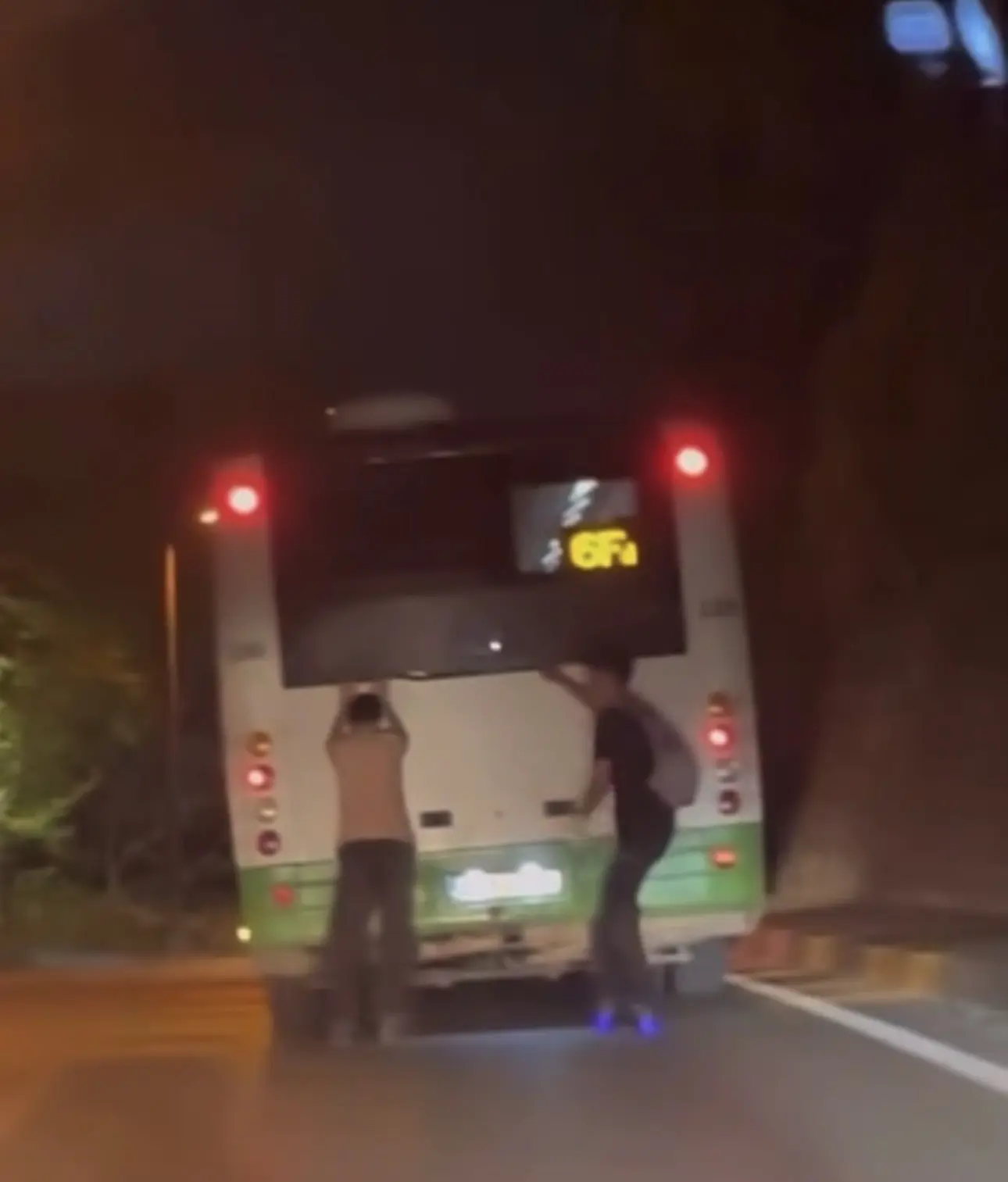 Bursa’da patenli gençlerin tehlikeli yolculuğu kameraya yansıdı. Olay, merkez Osmangazi