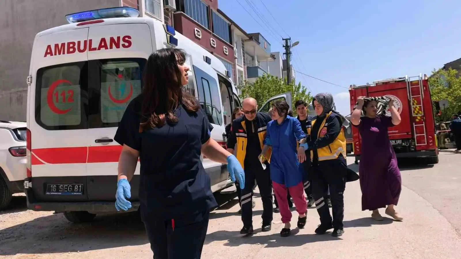 Bursa’nın İnegöl ilçesinde 3 katlı apartmanda çıkan yangında dumandan etkilenen