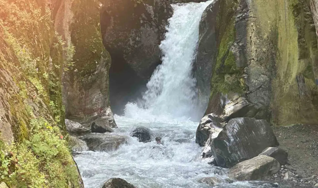 Bursa’nın Kestel ilçesine bağlı Derekızık Mahallesi’ne 3 kilometre mesafede, kayalıklar
