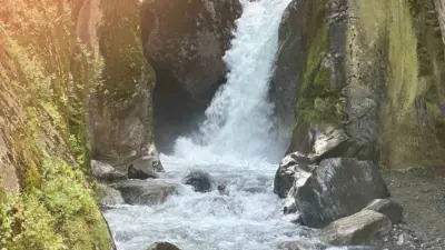 Bursa’nın Kestel ilçesine bağlı Derekızık Mahallesi’ne 3 kilometre mesafede, kayalıklar