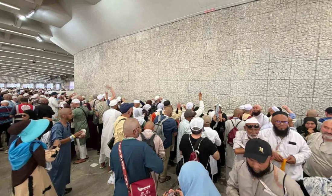 Müzdelife vakfesinden yürüyerek Cemarat şeytan taşlama bölgesine bayram sabahı inen