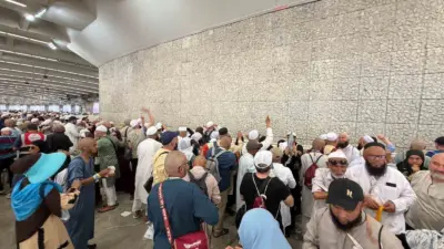 Müzdelife vakfesinden yürüyerek Cemarat şeytan taşlama bölgesine bayram sabahı inen