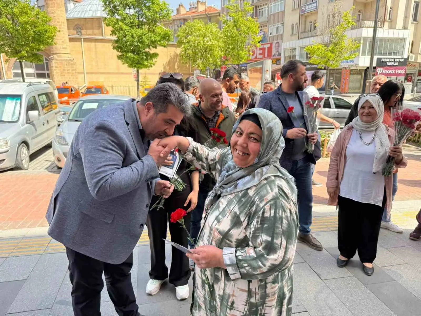 KIRŞEHİR (İHA) – Anahtar Parti Kırşehir İl Teşkilatı; Anneler Günü