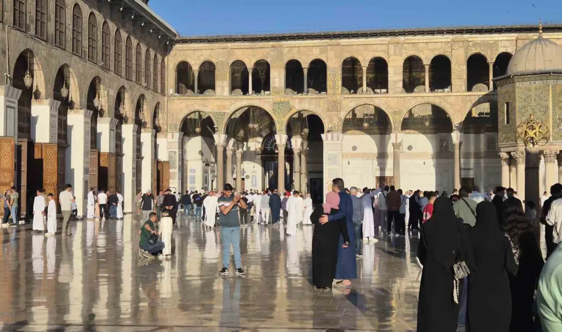 Suriye’nin başkenti Şam’daki tarihi Emevi Camii’ne akın eden binlerce Müslüman,