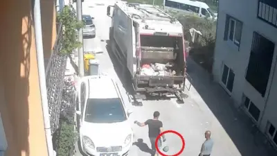 Bursa’da sokak üzerinde çöp toplayan temizlik işçilerinin, futbol topu ile