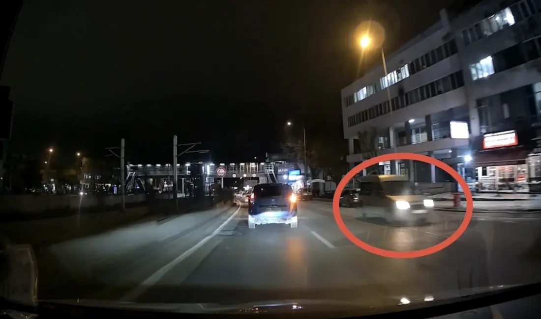 Bursa’da ters şeride giren hafif ticari araç, araç kamerasına yansıdı.