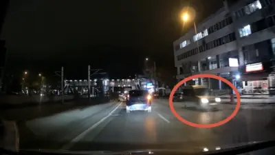 Bursa’da ters şeride giren hafif ticari araç, araç kamerasına yansıdı.