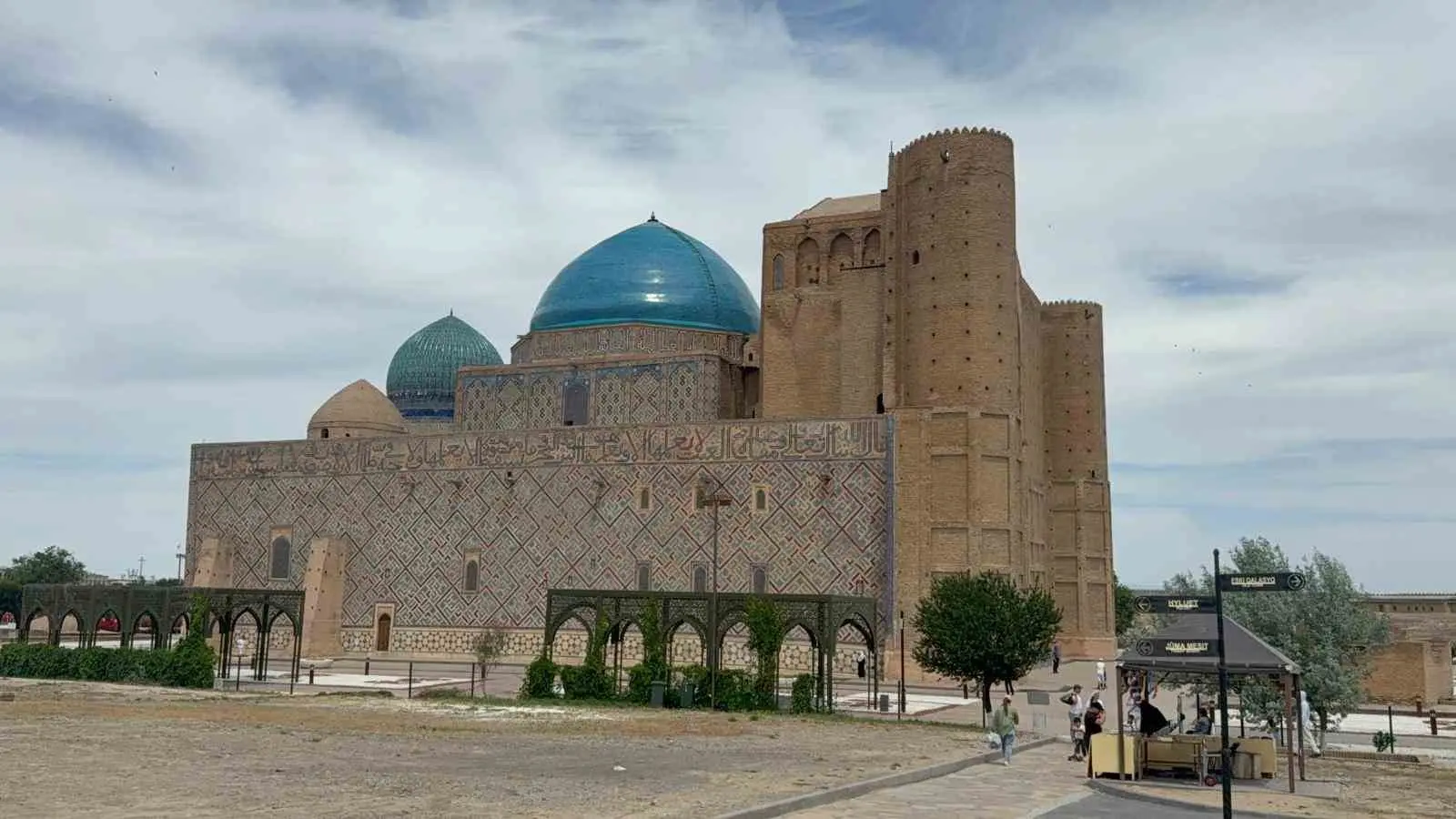 Kazakistan’ın Türkistan kentinde bulunan ve Türk dünyasının önemli manevi merkezlerinden