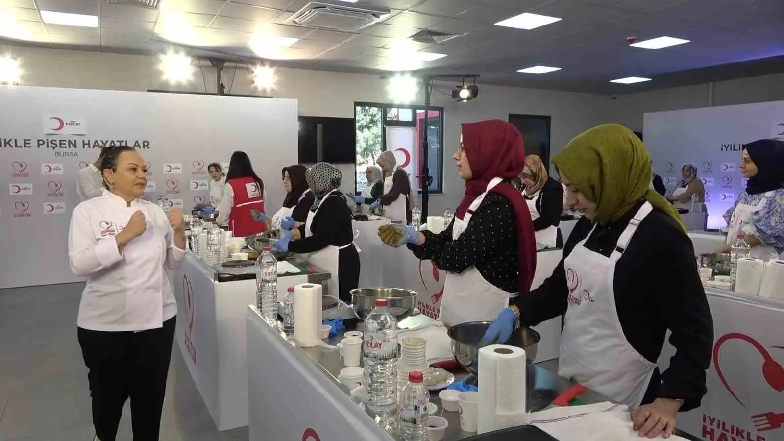 Türk Kızılay, kadınların mesleki becerilerini geliştirmek ve istihdama katılımlarını desteklemek