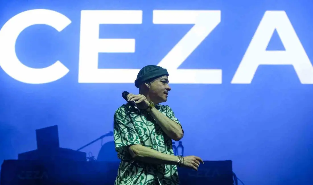 Kocaeli’de konser veren Türk rap müziğinin ünlü ismi Ceza, gençlere