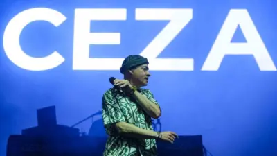 Kocaeli’de konser veren Türk rap müziğinin ünlü ismi Ceza, gençlere