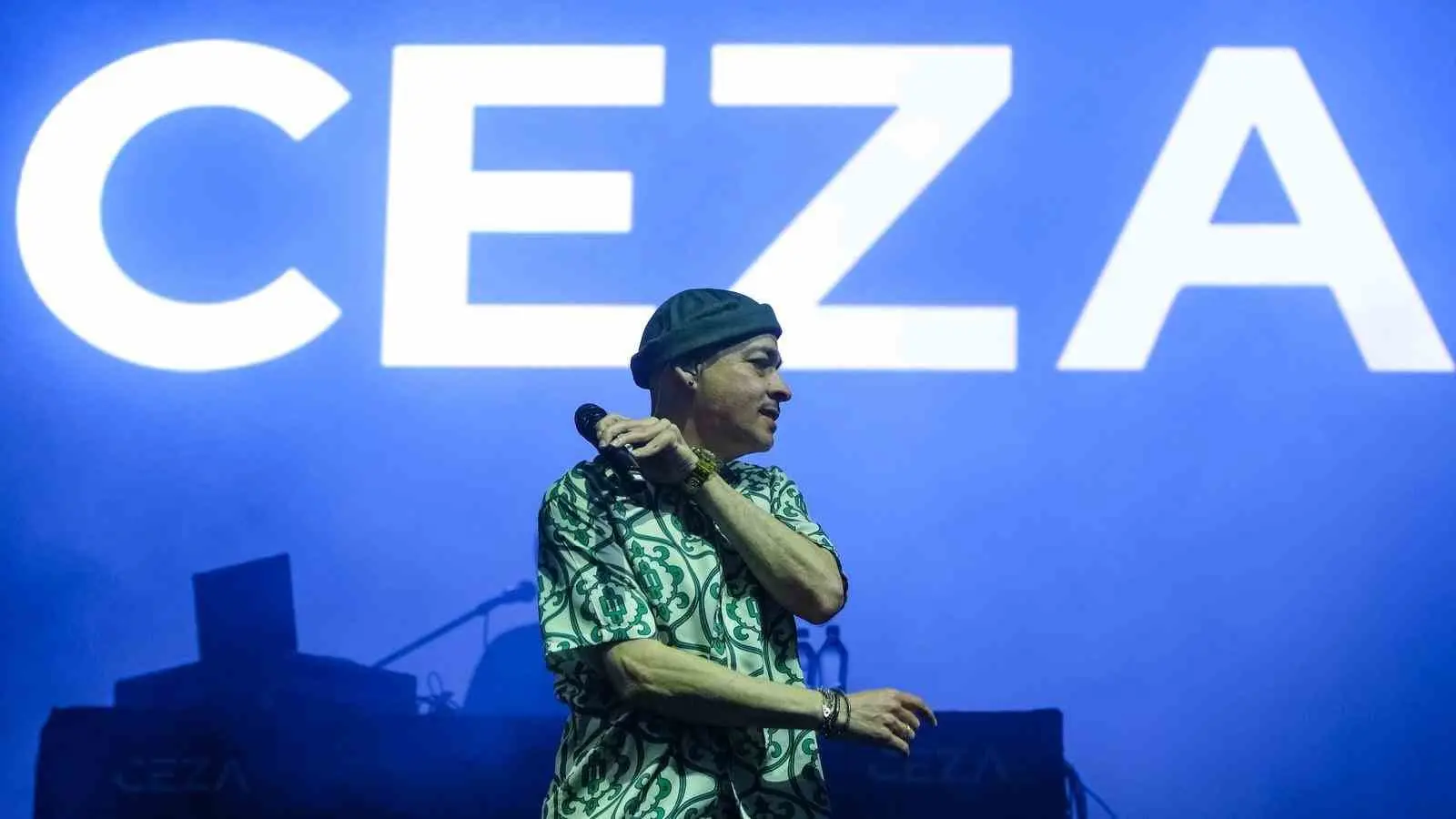 Kocaeli’de konser veren Türk rap müziğinin ünlü ismi Ceza, gençlere