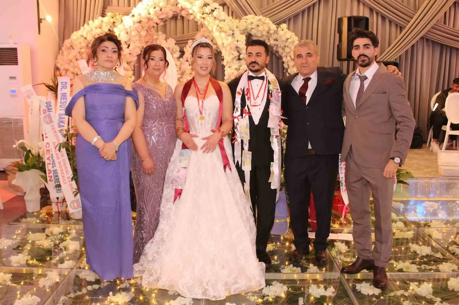 Uşak’ta 15 kişinin nikah şahidi olduğu görkemli düğünde genç çift