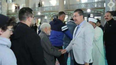 Eskişehir Valisi Erdinç Yılmaz, bayram namazını Reşadiye Camii’nde vatandaşlarla birlikte