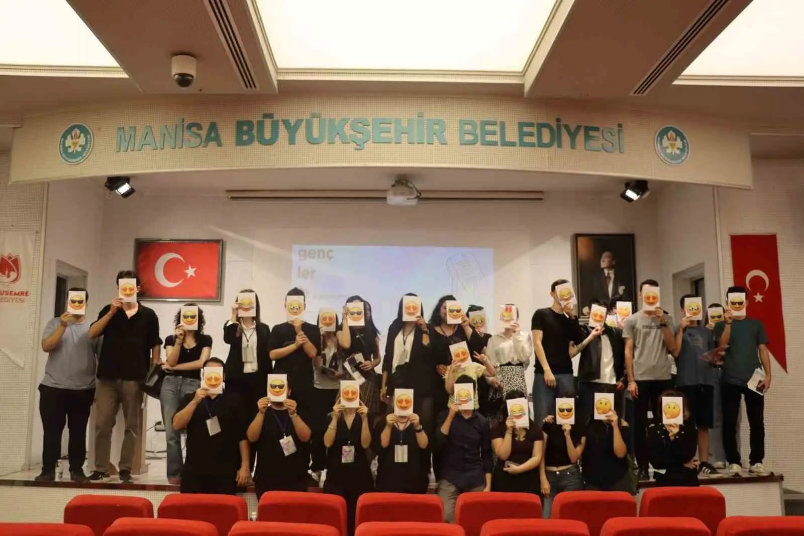 Yunusemre Belediyesi, gençlerin düşüncelerini ifade edebilmesi için Açık Mikrofon paneli
