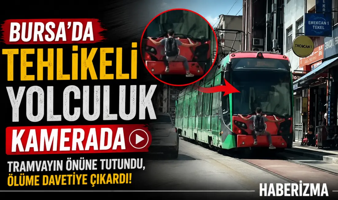 Bursa’da seyir halindeki tramvayın arkasına tutunarak yolculuk yapan iki çocuk,