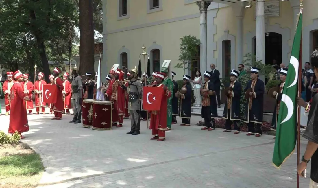 Bursa’da 25 farklı ülkeden gelen öğrenciler, Osmanlı’nın asırlık mehter geleneğinde