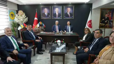 Ticaret Bakanı Ömer Bolat, beraberindekilerle Milliyetçi Hareket Partisi Gaziantep İl