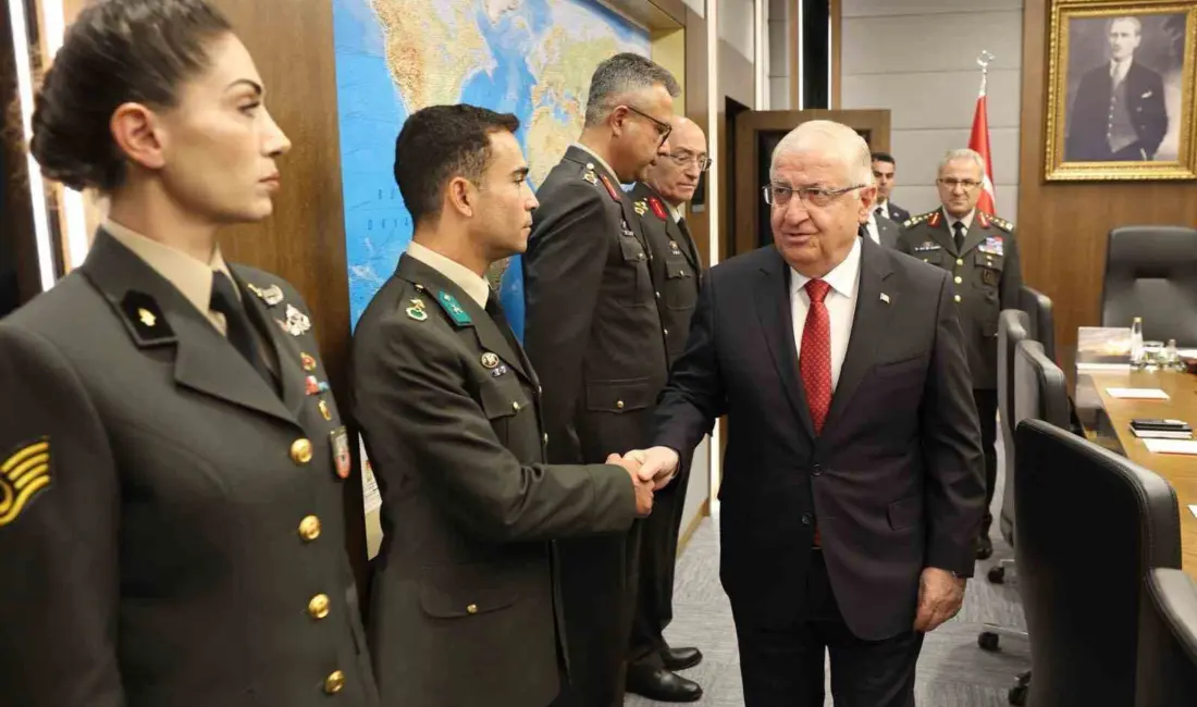 Milli Savunma Bakanı Yaşar Güler, Kara Kuvvetleri Komutanı Orgeneral Metin
