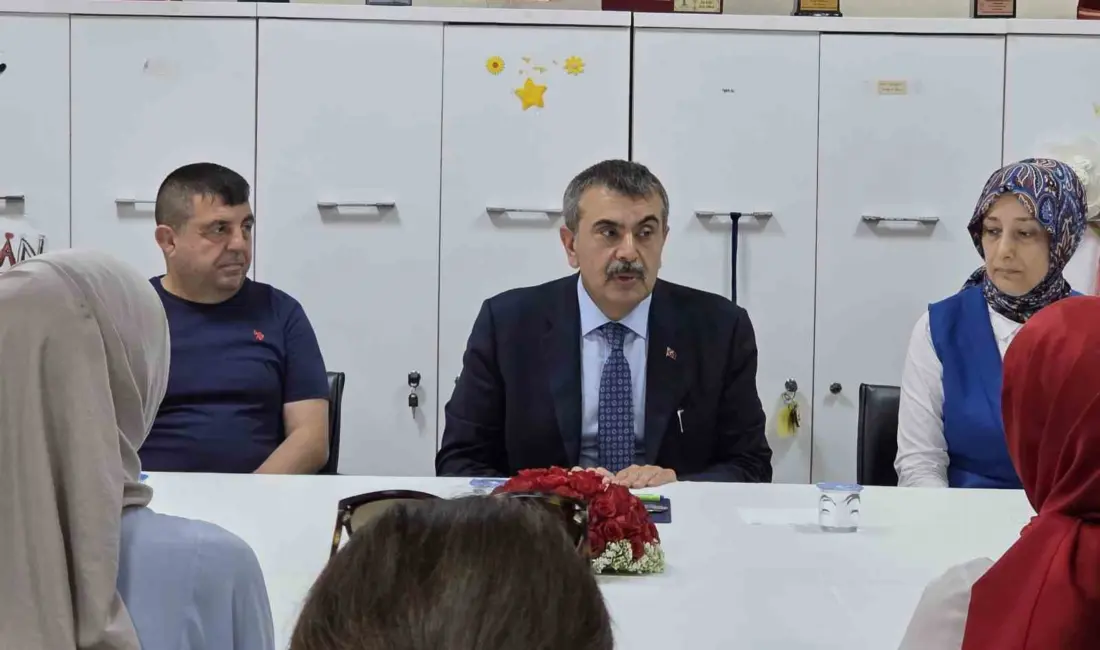 Milli Eğitim Bakanı Yusuf Tekin, her gittiği ilde öğretmenlerle bir