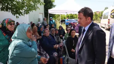 Yeniceabat Mahallesi’nde vatandaşlarla bir araya gelen Osmangazi Belediye Başkanı Erkan