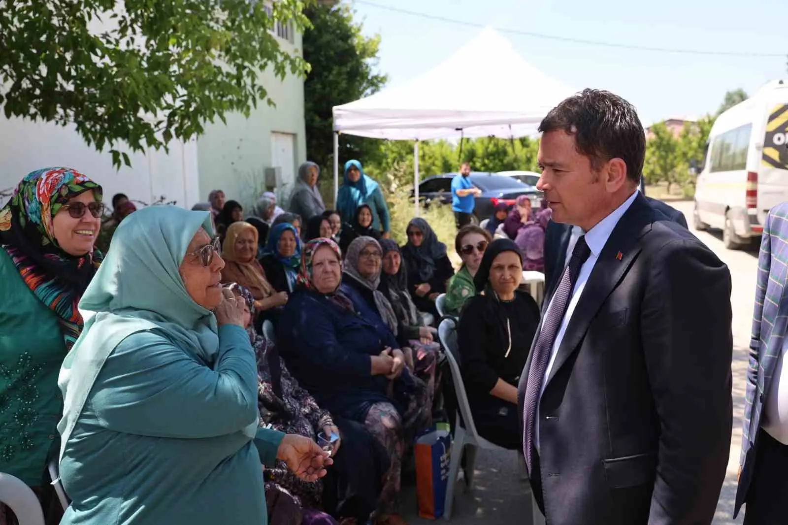 Yeniceabat Mahallesi’nde vatandaşlarla bir araya gelen Osmangazi Belediye Başkanı Erkan