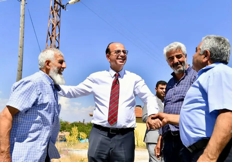 Yeşilyurt Belediyesi, kırsal mahallelerde ulaşım altyapısını güçlendirmeye yönelik çalışmalarını aralıksız