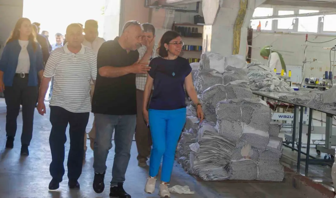 Uşak Belediye Başkan Vekili Hatice Terekeci Özkan, beraberindeki heyetle birlikte