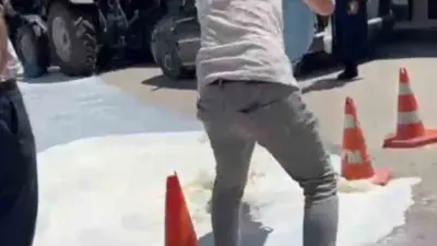 Bursa’da sütleri alinmadigi gerekçesiyle Keles Belediyesi’nin önüne sütlerini döken üreticiye