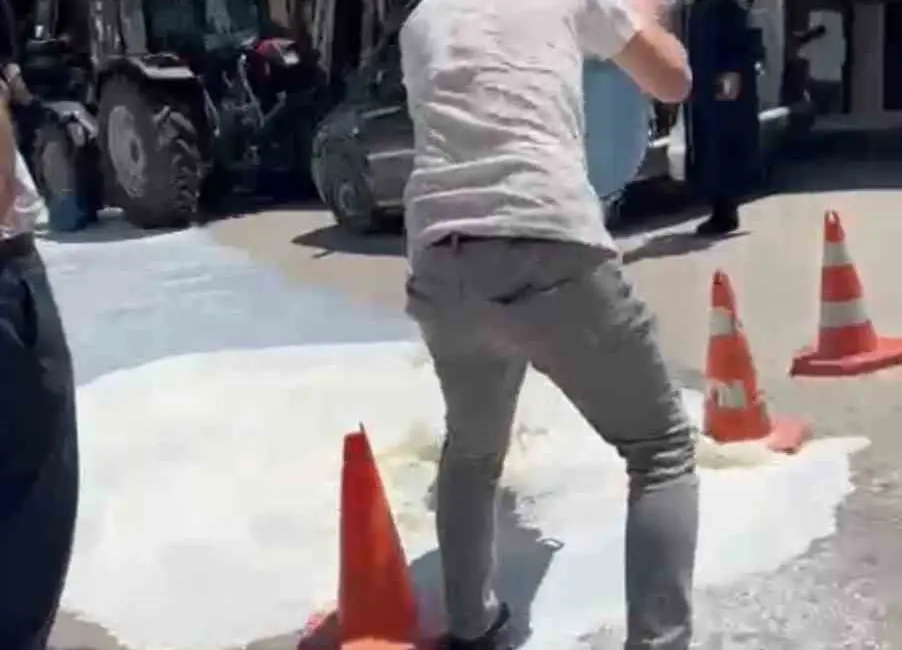 Bursa’da sütleri alinmadigi gerekçesiyle Keles Belediyesi’nin önüne sütlerini döken üreticiye