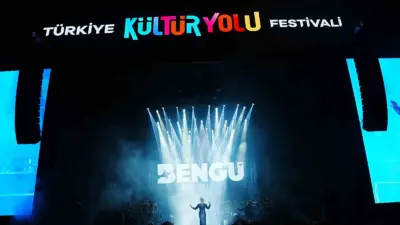 Manisa Kültür Yolu Festivali’nin ikinci gününde sahne alan Bengü, binlerce
